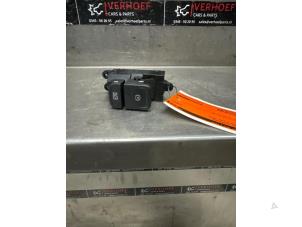 Gebruikte Schakelaar handrem Kia Xceed 1.0 T-GDi MHEV 12V Prijs € 20,00 Margeregeling aangeboden door Verhoef Cars & Parts