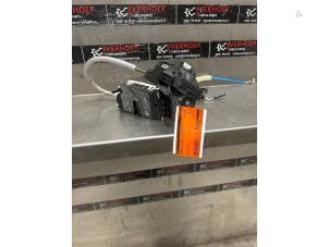 Gebruikte Slotmechaniek Portier 4Deurs links-achter Mercedes A (W176) 1.6 A-180 16V Prijs € 35,00 Margeregeling aangeboden door Verhoef Cars & Parts