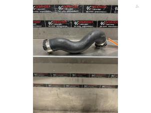 Gebruikte Intercooler Slang Mercedes A (W176) 1.6 A-180 16V Prijs € 20,00 Margeregeling aangeboden door Verhoef Cars & Parts