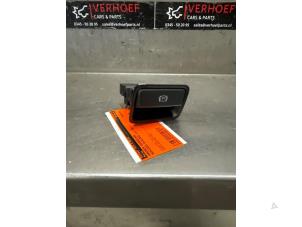 Gebruikte Handrem schakelaar Mercedes A (W176) 1.6 A-180 16V Prijs € 15,00 Margeregeling aangeboden door Verhoef Cars & Parts