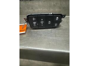 Gebruikte Schakelaar Koplamp Ihv Kia Rio IV (YB) 1.0i T-GDi 100 MHEV Prijs op aanvraag aangeboden door Verhoef Cars & Parts