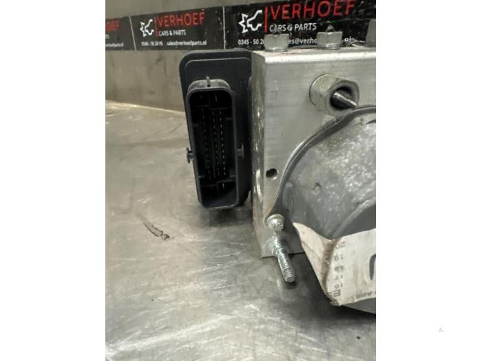 ABS Pomp van een Renault Kadjar (RFEH) 1.2 Energy TCE 130 2018