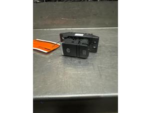 Gebruikte Handrem schakelaar Nissan X-Trail (T32) 1.6 DIG-T 16V Prijs op aanvraag aangeboden door Verhoef Cars & Parts