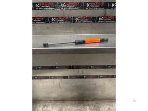 Gebruikte Amortisseur links-achter Hyundai Ioniq 1.6 GDI 16V Hybrid Prijs € 20,00 Margeregeling aangeboden door Verhoef Cars & Parts