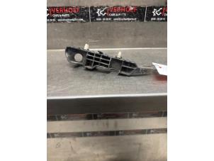 Gebruikte Bumpersteun links-voor Kia Cee'd Sportswagon (JDC5) 1.6 GDI 16V Prijs € 20,00 Margeregeling aangeboden door Verhoef Cars & Parts