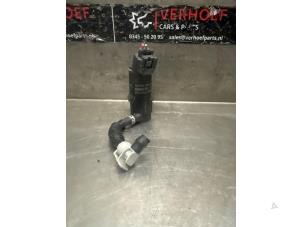 Gebruikte Pomp koplampsproeier Toyota Camry (VH7) 2.5 Hybrid 16V Prijs € 100,00 Margeregeling aangeboden door Verhoef Cars & Parts