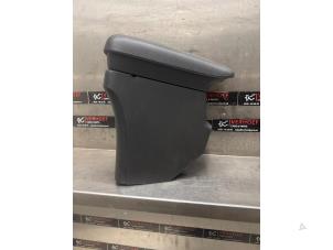 Gebruikte Armsteun Mitsubishi Outlander (GF/GG) 2.0 16V PHEV 4x4 Prijs € 100,00 Margeregeling aangeboden door Verhoef Cars & Parts