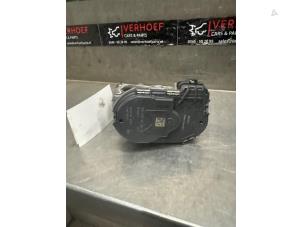 Gebruikte Gasklephuis Mercedes E (W213) E-200 2.0 Turbo 16V Prijs € 35,00 Margeregeling aangeboden door Verhoef Cars & Parts