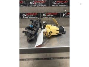 Gebruikte Benzinepomp Mercedes C (W205) C-250 2.0 CGI 16V Prijs € 125,00 Margeregeling aangeboden door Verhoef Cars & Parts