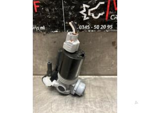 Gebruikte Ruitensproeierpomp voor Mazda 2 Hybrid 1.5 12V Prijs op aanvraag aangeboden door Verhoef Cars & Parts
