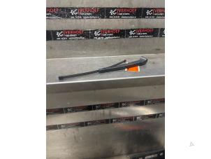 Gebruikte Ruitenwisserarm achter Mercedes GLC (X253) 2.0 350 e 16V 4-Matic Prijs € 25,00 Margeregeling aangeboden door Verhoef Cars & Parts