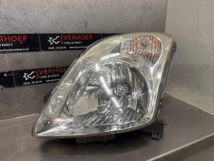 Gebruikte Koplamp links Suzuki Swift (ZA/ZC/ZD1/2/3/9) 1.3 VVT 16V Prijs € 75,00 Margeregeling aangeboden door Verhoef Cars & Parts