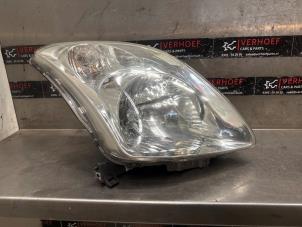 Gebruikte Rechter Koplamp Suzuki Swift (ZA/ZC/ZD1/2/3/9) 1.3 VVT 16V Prijs € 75,00 Margeregeling aangeboden door Verhoef Cars & Parts