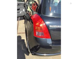 Gebruikte Achterlicht links Suzuki Swift (ZA/ZC/ZD1/2/3/9) 1.3 VVT 16V Prijs € 40,00 Margeregeling aangeboden door Verhoef Cars & Parts