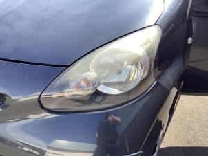 Gebruikte Linker Koplamp Toyota Aygo (B10) 1.0 12V VVT-i Prijs € 75,00 Margeregeling aangeboden door Verhoef Cars & Parts