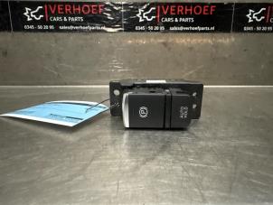 Gebruikte Handrem schakelaar Nissan Juke (F16) 1.6 Hybrid 16V Prijs € 25,00 Margeregeling aangeboden door Verhoef Cars & Parts