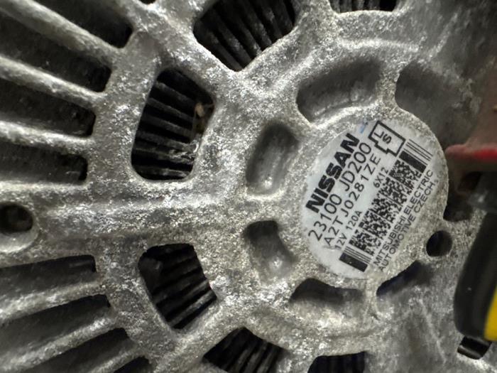 Dynamo van een Nissan Qashqai (J10) 2.0 16V 2008