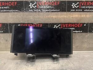 Gebruikte Display Multi Media regelunit Lexus IS (E3) 300h 2.5 16V Prijs € 500,00 Margeregeling aangeboden door Verhoef Cars & Parts