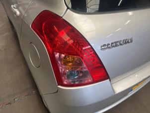 Gebruikte Achterlicht links Suzuki Swift (ZA/ZC/ZD1/2/3/9) 1.3 VVT 16V Prijs € 35,00 Margeregeling aangeboden door Verhoef Cars & Parts