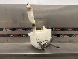 Gebruikte Ruitensproeiertank voor Subaru Forester (SH) 2.0 16V Prijs op aanvraag aangeboden door Verhoef Cars & Parts