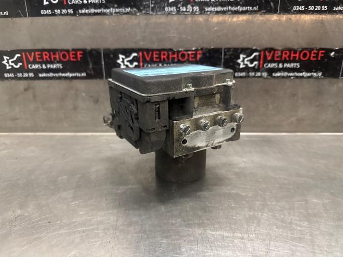 ABS Pomp van een Subaru Forester (SH) 2.0 16V 2011