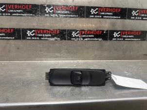 Gebruikte Ruit schakelaar elektrisch Mercedes Vito (639.6) 2.2 115 CDI 16V Prijs € 12,10 Inclusief btw aangeboden door Verhoef Cars & Parts
