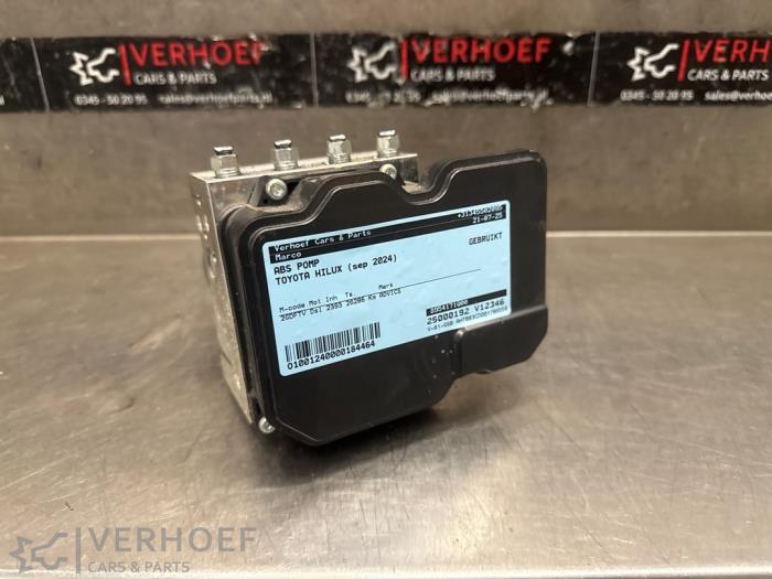 Gebruikte ABS Pomp Toyota Hilux V/VI 2.4 D4D-F 16V 4x4 Prijs op aanvraag aangeboden door Verhoef Cars & Parts