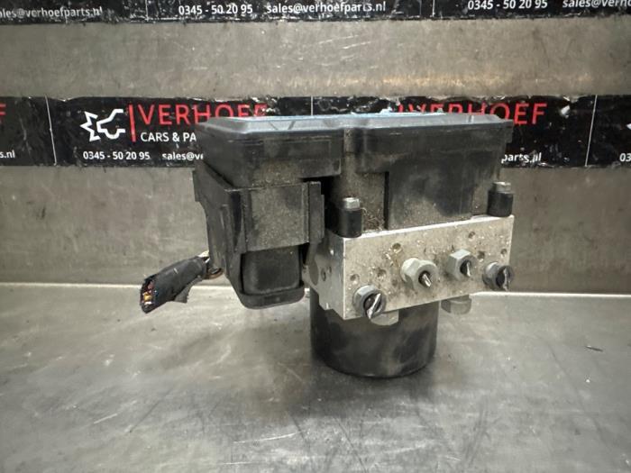 ABS Pomp van een Volvo V40 (MV) 1.6 D2 2013