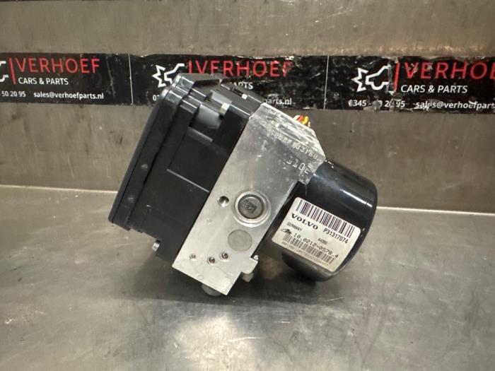 ABS Pomp van een Volvo V40 (MV) 1.6 D2 2013