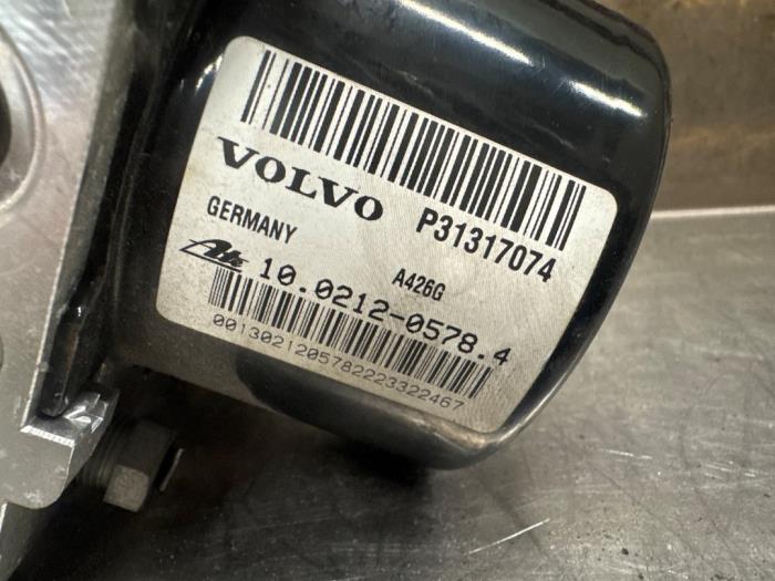 ABS Pomp van een Volvo V40 (MV) 1.6 D2 2013
