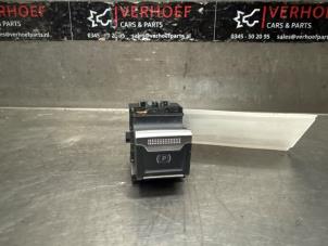 Gebruikte Schakelaar handrem Peugeot 208 II (UB/UH/UP) 1.2 Vti 12V PureTech 100 Prijs € 25,00 Margeregeling aangeboden door Verhoef Cars & Parts