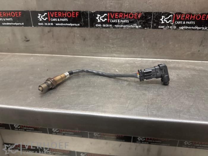 Gebruikte Lambda Sonde Peugeot 208 II (UB/UH/UP) 1.2 Vti 12V PureTech 100 Prijs € 20,00 Margeregeling aangeboden door Verhoef Cars & Parts