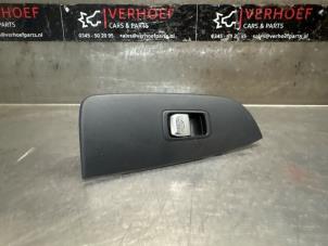 Gebruikte Raam schakelaar elektrisch Mercedes Vito (447.6) 2.0 114 CDI 16V Prijs € 18,15 Inclusief btw aangeboden door Verhoef Cars & Parts