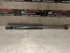 Gebruikte Kofferdekseldemper rechts-achter Kia Rio IV (YB) 1.0i T-GDi 100 12V Prijs € 15,00 Margeregeling aangeboden door Verhoef Cars & Parts