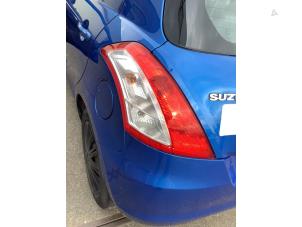 Gebruikte Achterlicht links Suzuki Swift (ZA/ZC/ZD) 1.2 16V Prijs € 75,00 Margeregeling aangeboden door Verhoef Cars & Parts