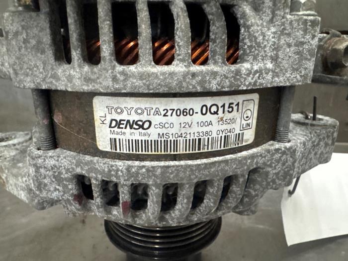 Dynamo van een Toyota Yaris III (P13) 1.0 12V VVT-i 2015