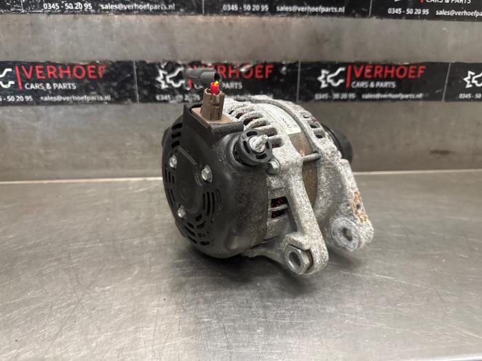 Dynamo van een Toyota Yaris III (P13) 1.0 12V VVT-i 2015