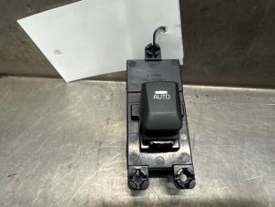 Gebruikte Elektrisch Raam Schakelaar Kia Cee'd Sportswagon (JDC5) 1.6 GDI 16V Prijs € 15,00 Margeregeling aangeboden door Verhoef Cars & Parts