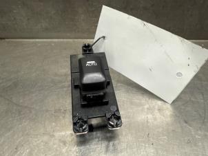 Gebruikte Elektrisch Raam Schakelaar Kia Cee'd Sportswagon (JDC5) 1.6 GDI 16V Prijs € 15,00 Margeregeling aangeboden door Verhoef Cars & Parts