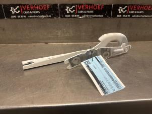 Gebruikte Motorkap Scharnier Volkswagen Polo VI (AW1) 1.0 MPI 12V Prijs € 30,00 Margeregeling aangeboden door Verhoef Cars & Parts