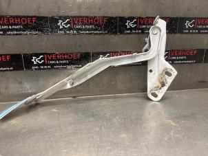 Gebruikte Motorkap Scharnier Dodge 1500 Crew Cab (DS) 5.7 Hemi V8 Prijs op aanvraag aangeboden door Verhoef Cars & Parts