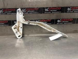 Gebruikte Motorkap Scharnier Dodge 1500 Crew Cab (DS) 5.7 Hemi V8 Prijs op aanvraag aangeboden door Verhoef Cars & Parts