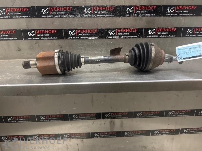 Gebruikte Aandrijfas links-voor Volkswagen Golf VIII (CD1) 1.4 GTE 16V Prijs € 200,00 Margeregeling aangeboden door Verhoef Cars & Parts