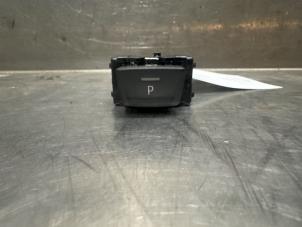 Gebruikte Handrem schakelaar Renault Arkana (RJLL) 1.6 E-Tech 145 16V Prijs op aanvraag aangeboden door Verhoef Cars & Parts