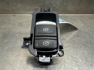 Gebruikte Handrem schakelaar Renault Arkana (RJLL) 1.6 E-Tech 145 16V Prijs € 20,00 Margeregeling aangeboden door Verhoef Cars & Parts