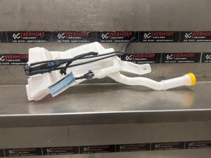 Gebruikte Ruitensproeiertank voor Renault Kangoo Express (RFK) E-Tech 44 kWh Prijs € 48,40 Inclusief btw aangeboden door Verhoef Cars & Parts