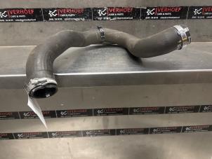 Gebruikte Intercooler Slang Peugeot 308 (L3/L8/LB/LH/LP) 1.5 BlueHDi 130 Prijs € 30,00 Margeregeling aangeboden door Verhoef Cars & Parts