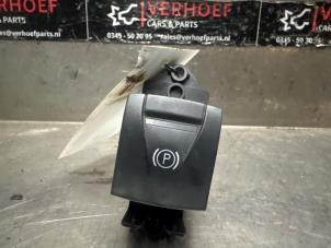 Gebruikte Schakelaar handrem Renault Megane III Grandtour (KZ) 1.5 dCi 110 Prijs € 20,00 Margeregeling aangeboden door Verhoef Cars & Parts