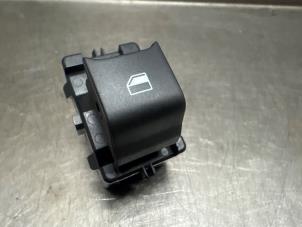 Gebruikte Ruit schakelaar elektrisch Ford Focus 4 1.5 EcoBoost 12V 150 Prijs € 15,00 Margeregeling aangeboden door Verhoef Cars & Parts