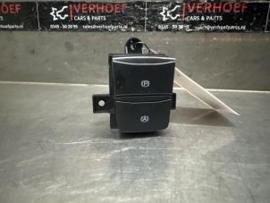 Gebruikte Handrem schakelaar Ford Focus 4 1.5 EcoBoost 12V 150 Prijs € 20,00 Margeregeling aangeboden door Verhoef Cars & Parts